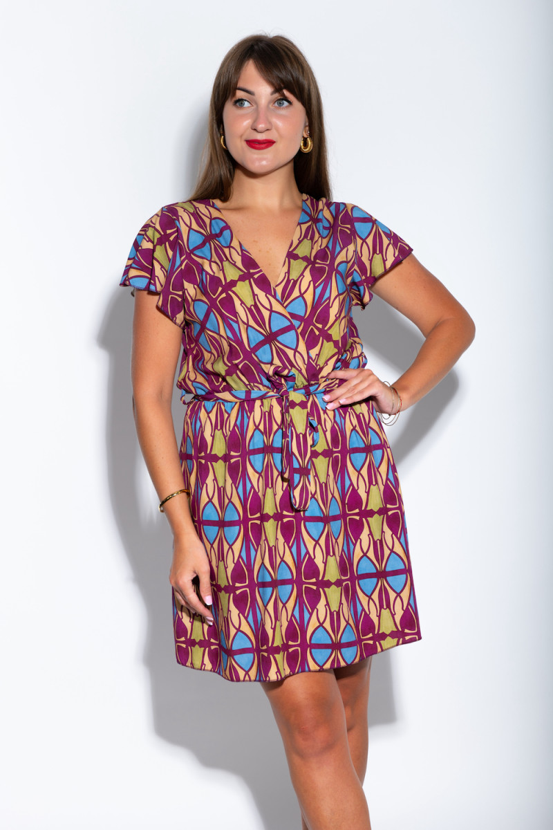 Яркое платье длины миди с абстрактным рисунком итальянского бренда Motel