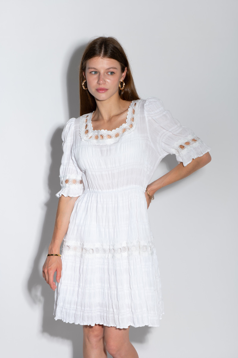 Белое лёгкое короткое платье с вырезом итальянского бренда J-Claire