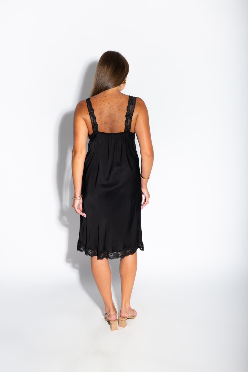 Чёрное короткое платье с кружевом итальянского бренда Motel