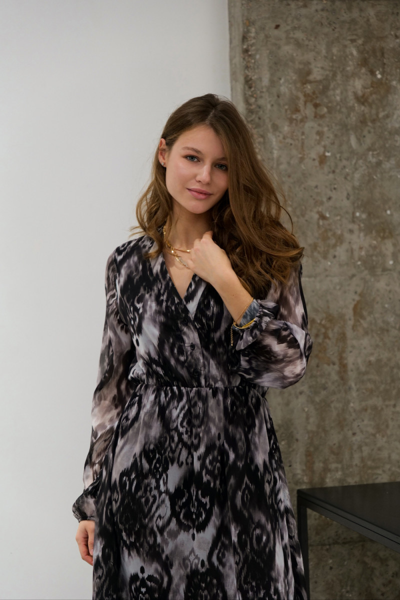 Длинное платье с вырезом и абстрактным рисунком итальянского бренда Dixie