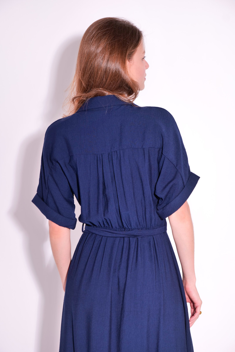 Сдержанное платье из вискозы для стильных и уверенных в себе