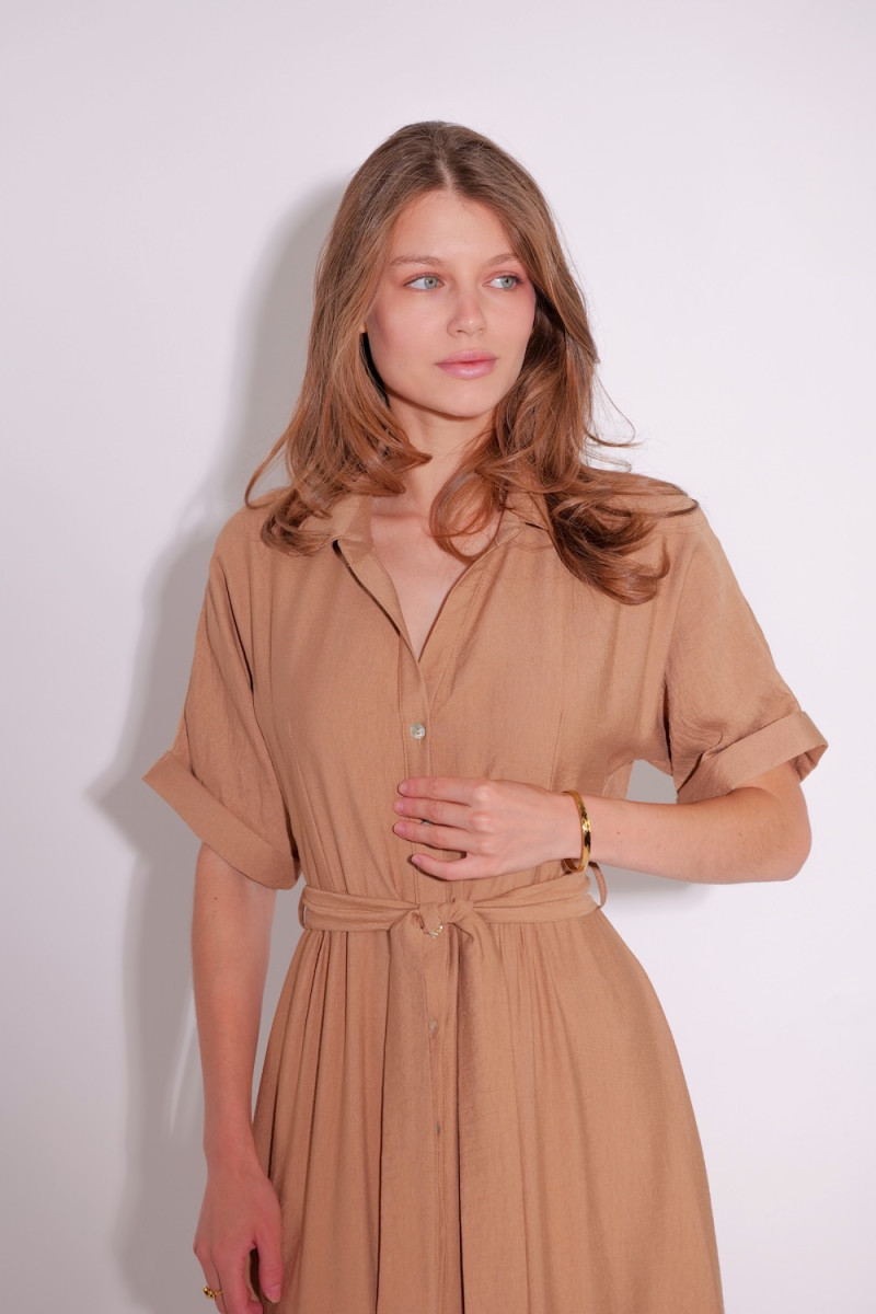 Бежево-карамельное сдержанное платье из вискозы для стильных и уверенных в себе