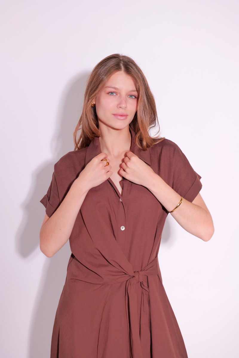 Коричневое миди-платье из вискозы и льна итальянского бренда Dixie