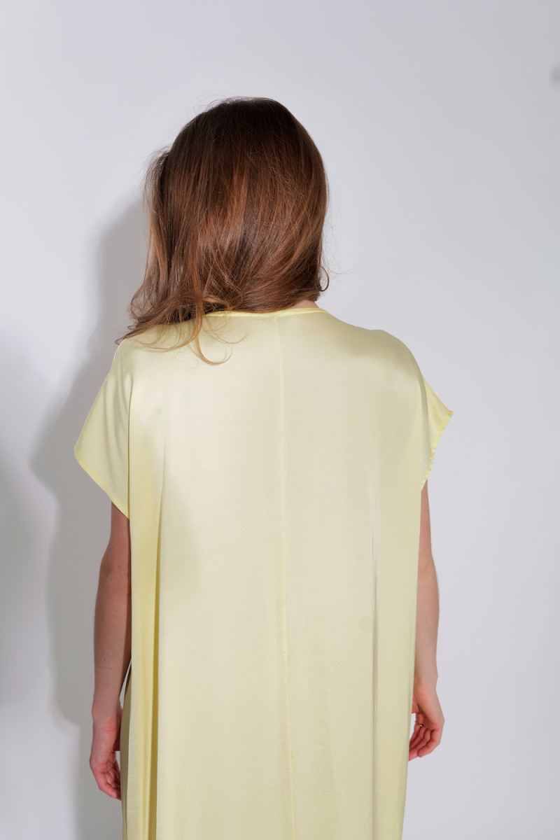 Лёгкое платье с шёлка и вискозы с карманами желтого цвета итальянского бренда  No-Na