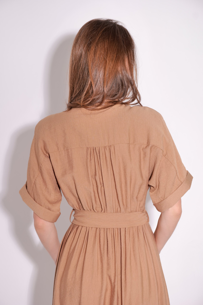 Бежево-карамельное сдержанное платье из вискозы для стильных и уверенных в себе