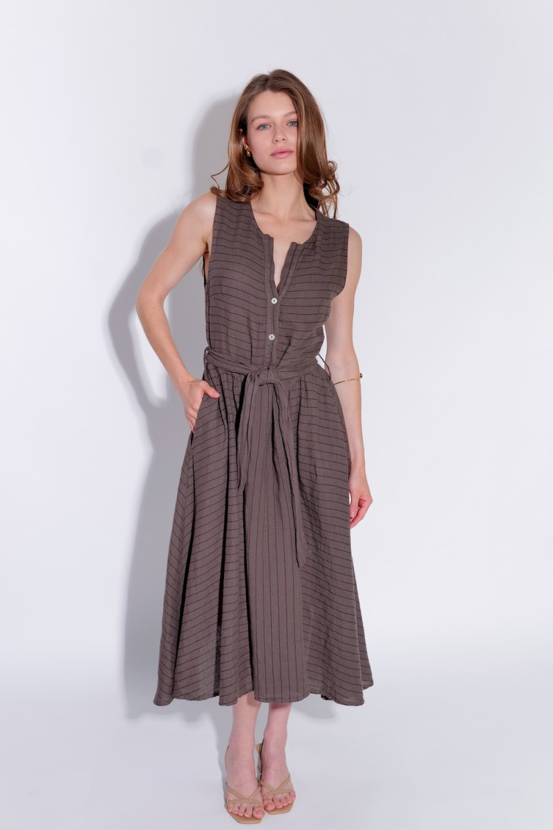 Коричневое платье со льном  итальянского бренда Motel