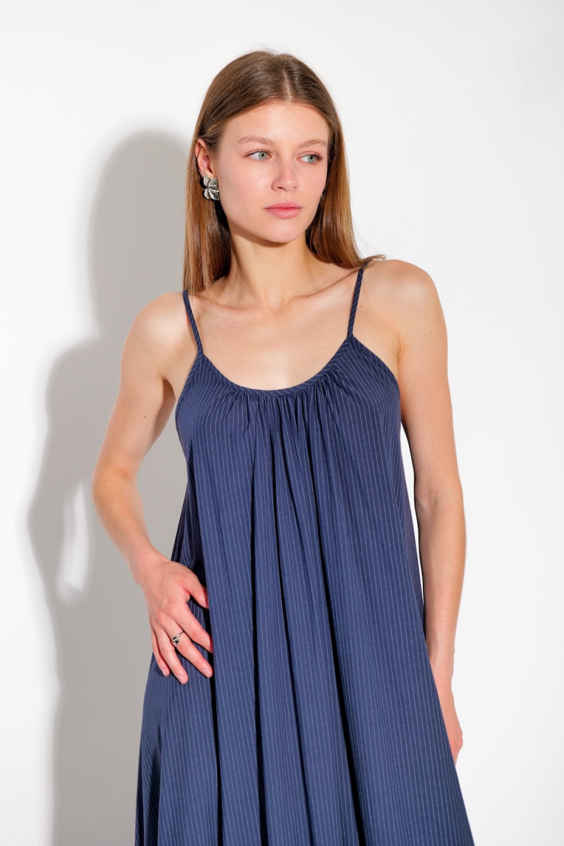 Синее платье на тонких бретелях с вертикальной полоской итальянского бренда Dixie