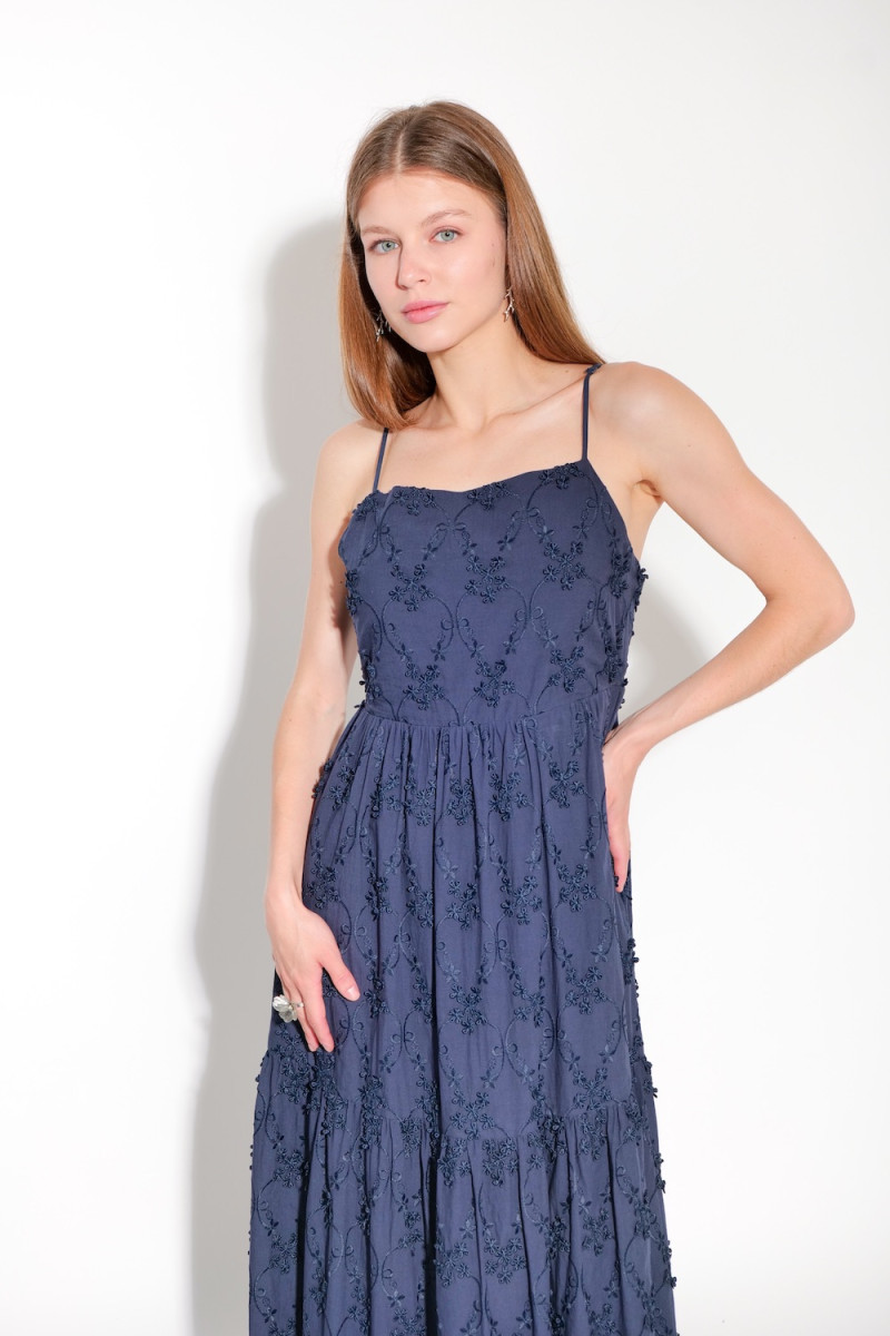 Синее хлопковое платье на тонких бретелях с вышивкой итальянского бренда Motel