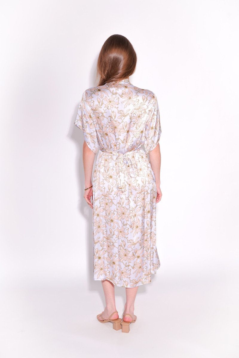 Нежное платье миди с цветочным принтом и V-образным вырезом