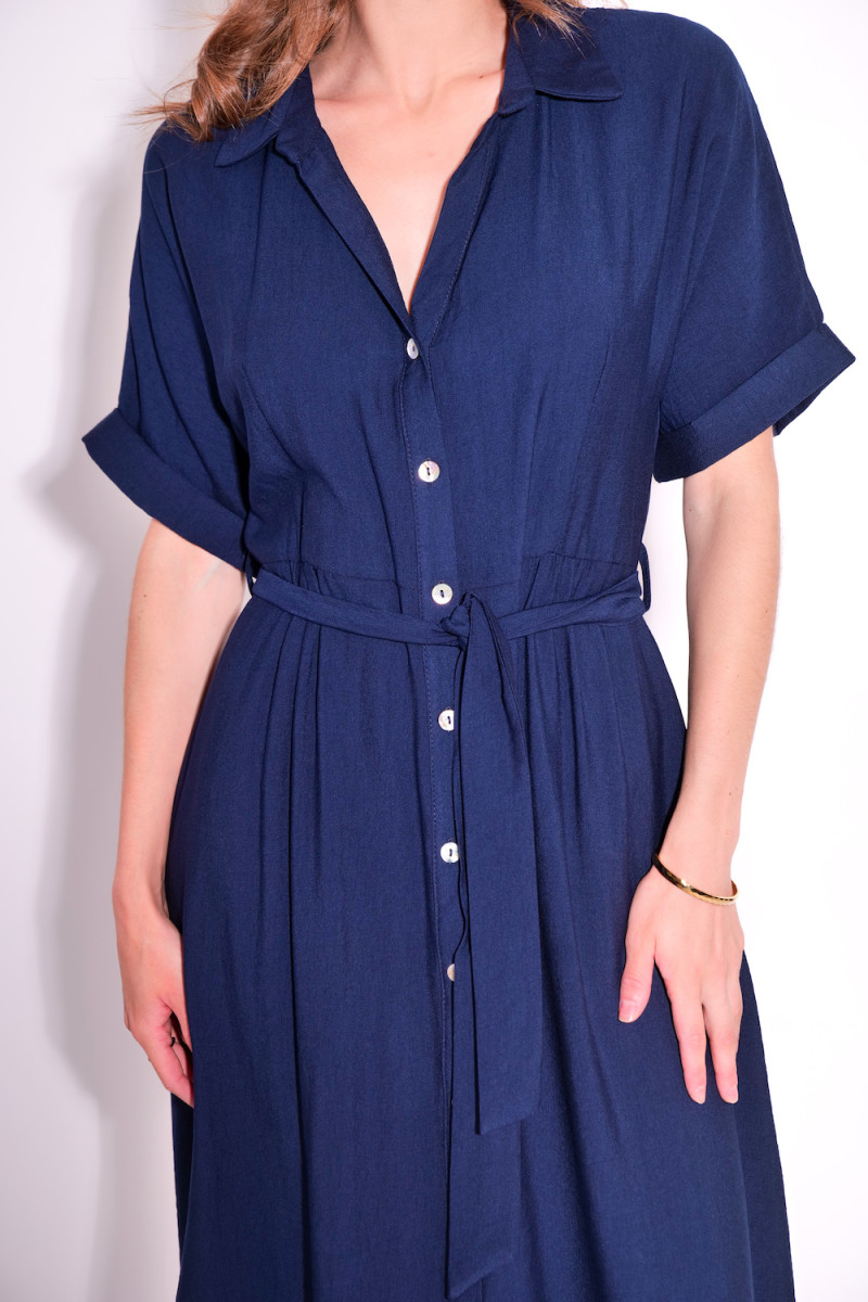 Сдержанное платье из вискозы для стильных и уверенных в себе