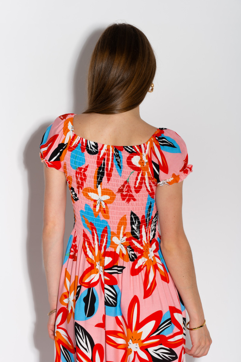 Розовое платье с разрезом и открытыми плечами итальянского бренда Motel