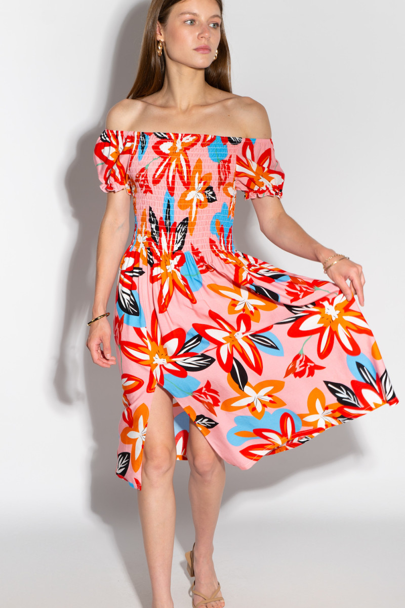 Розовое платье с разрезом и открытыми плечами итальянского бренда Motel