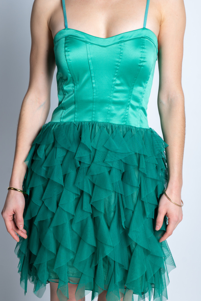 Короткое платье на тонких бретелях изумрудного цвета итальянского бренда Rinascimento