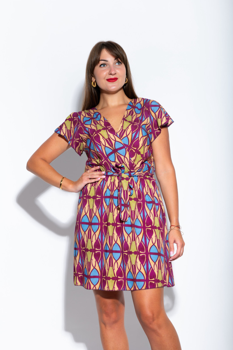 Яркое платье длины миди с абстрактным рисунком итальянского бренда Motel