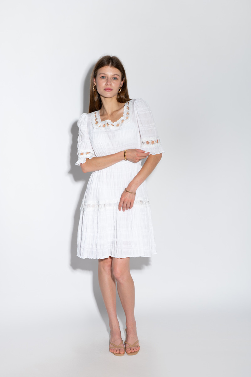 Белое лёгкое короткое платье с вырезом итальянского бренда J-Claire