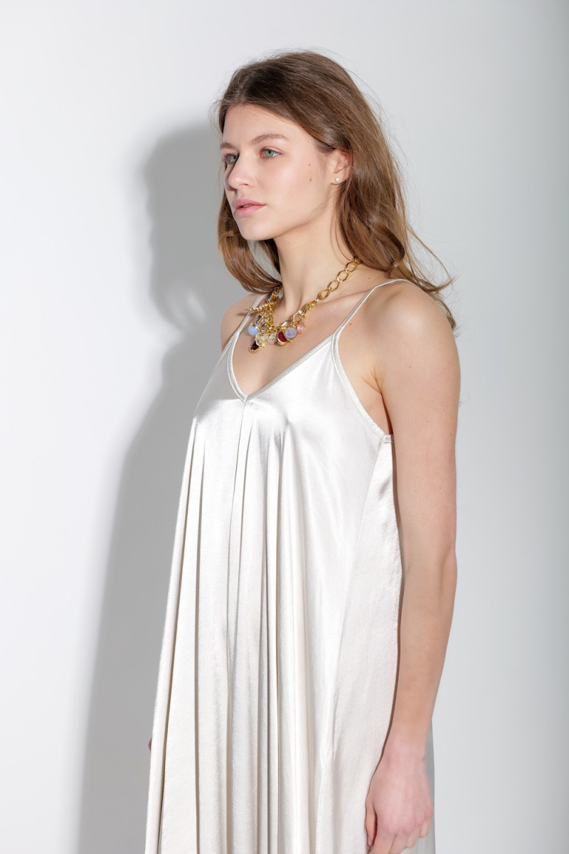 Молочное длинное платье  итальянского бренда No-Na