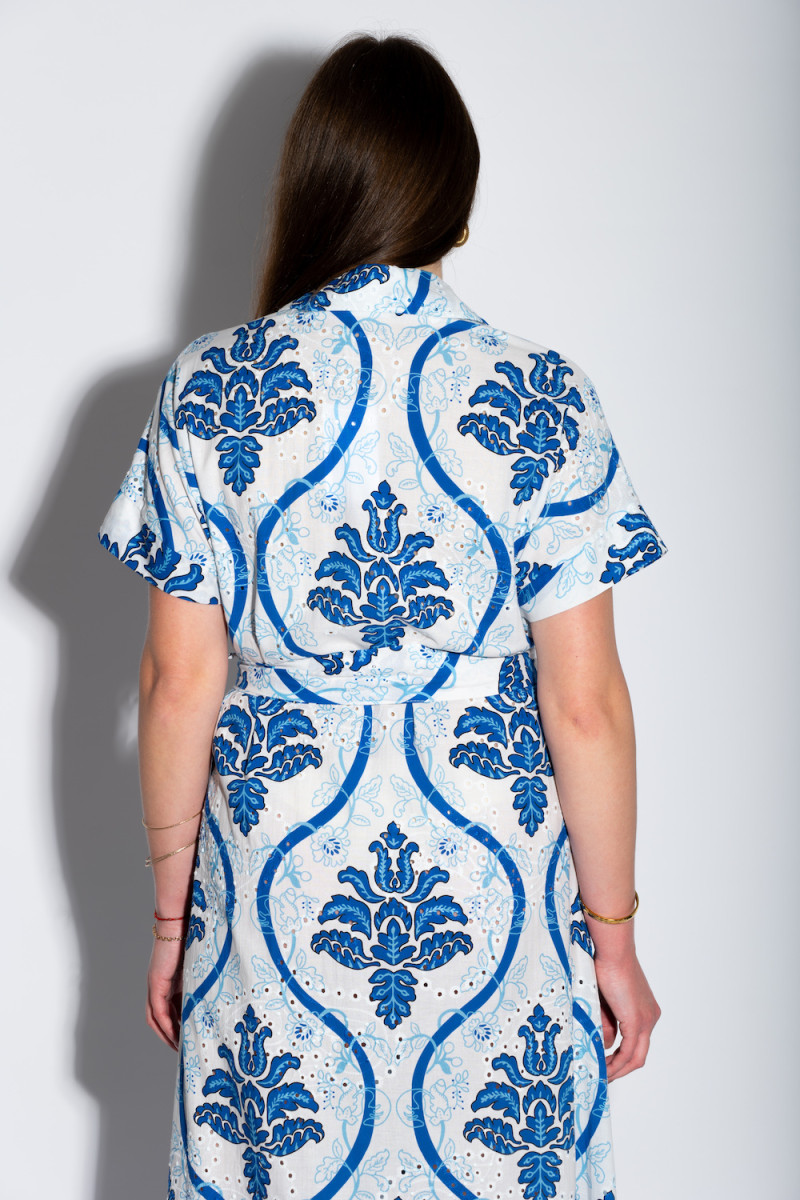 Белое платье с голубым узором длины макси итальянского бренда Motel