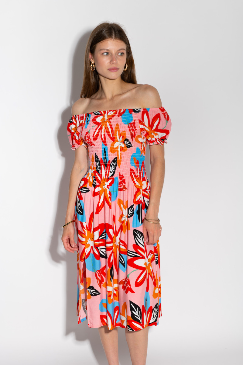 Розовое платье с разрезом и открытыми плечами итальянского бренда Motel