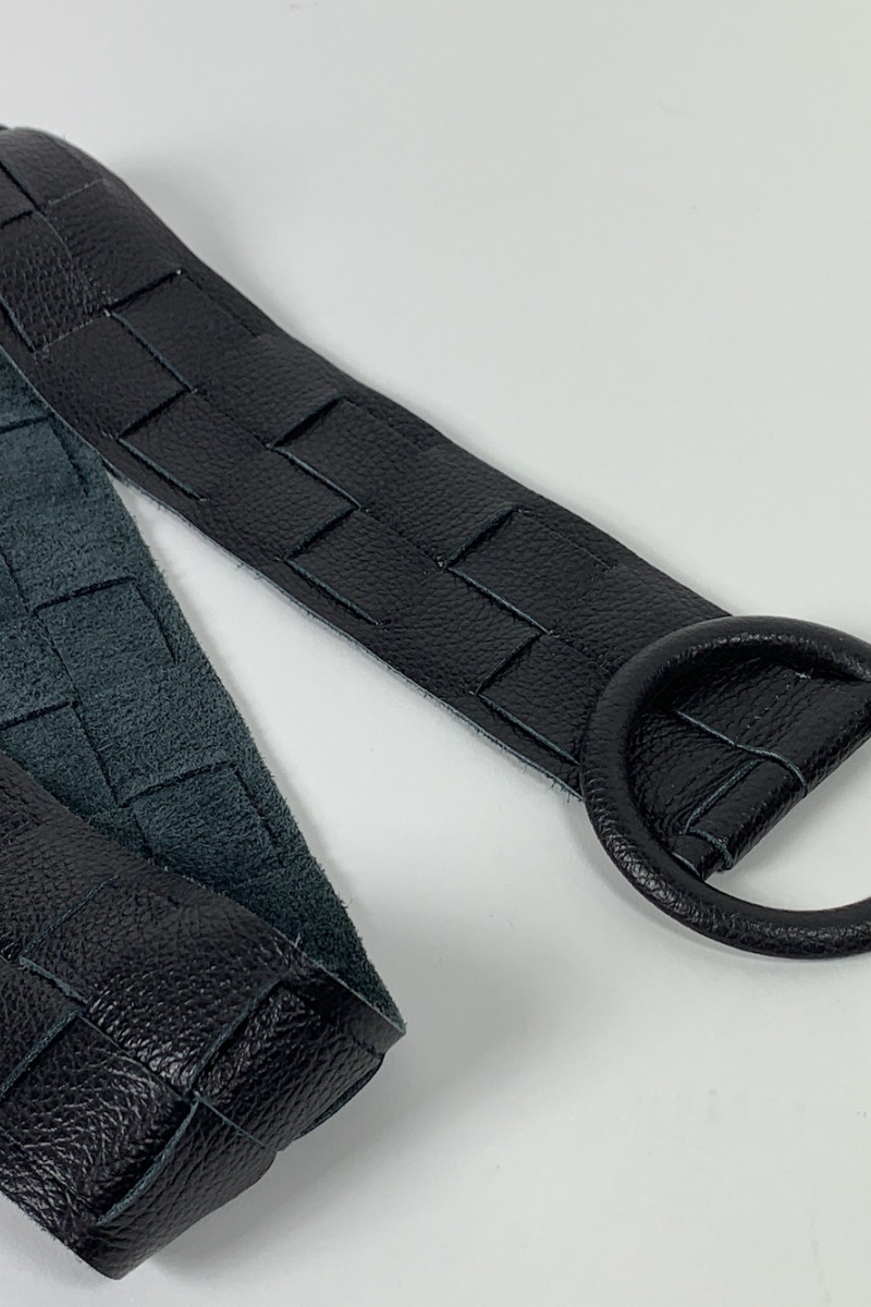 Чёрный кожаный пояс итальянского бренда Joleen