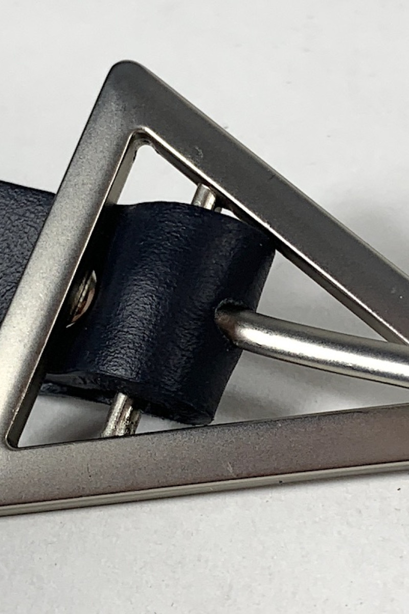 Чёрный кожаный пояс с треугольной серебристой пряжкой итальянского бренда Dixie