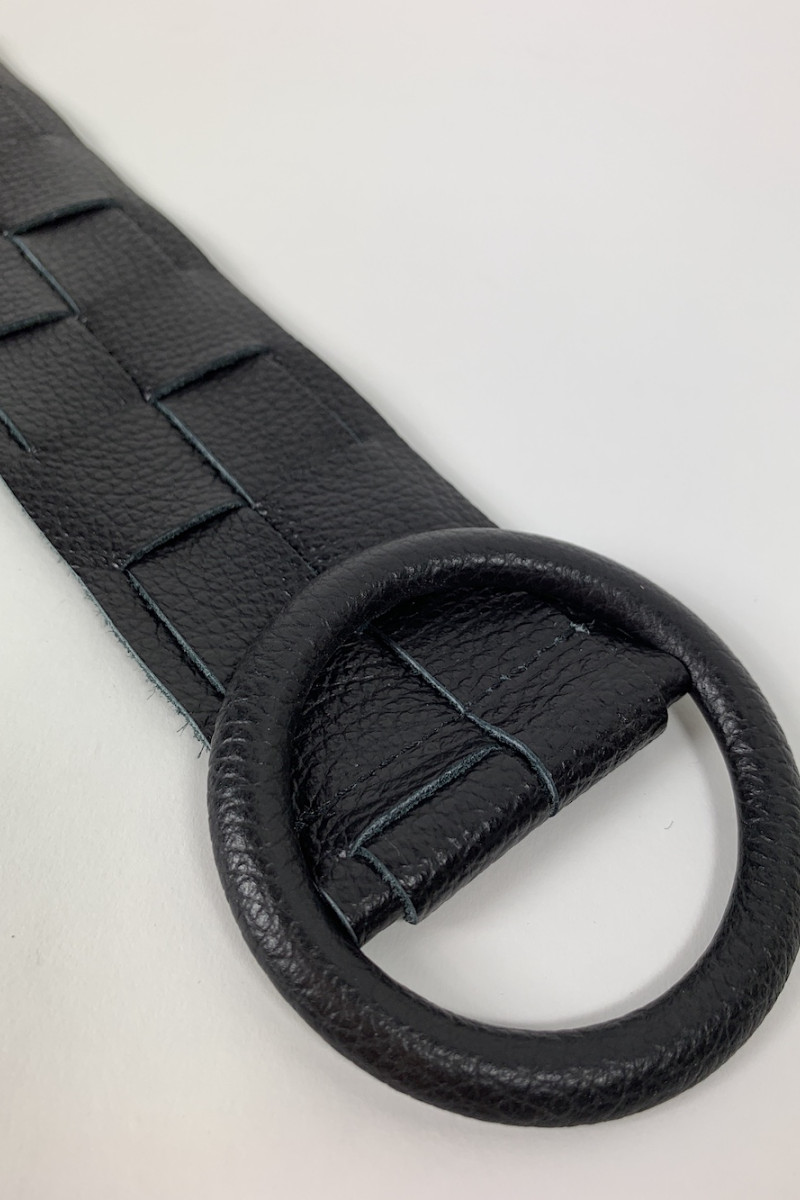 Чёрный кожаный пояс итальянского бренда Joleen