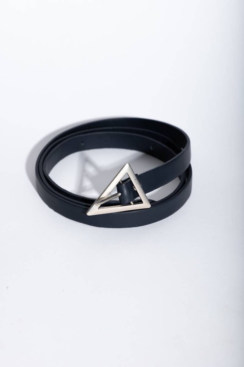 Кожаный пояс с серебристой пряжкой итальянского бренда Dixe