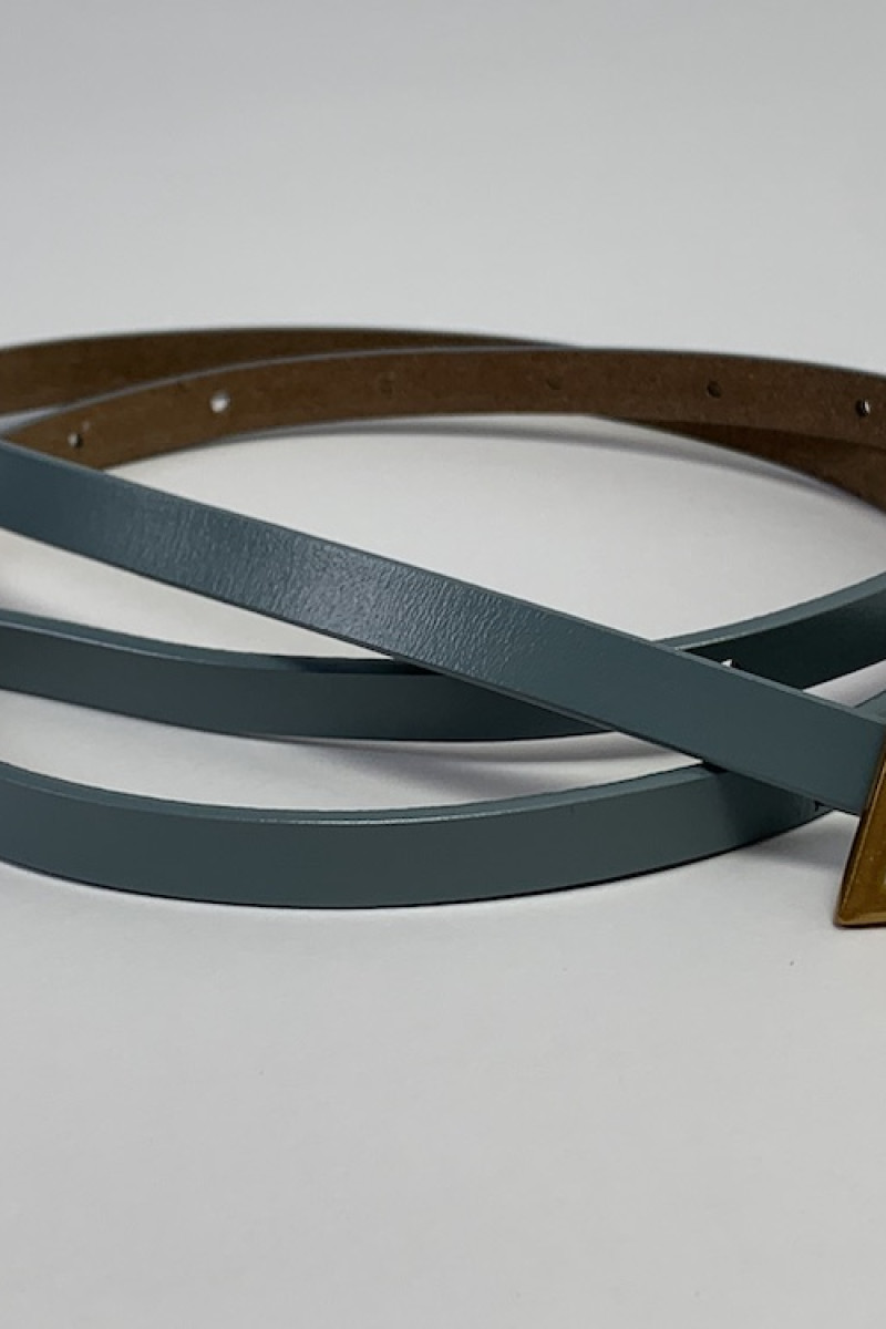 Тонкий пояс с треугольной золотой пряжкой итальянского бренда Dixie