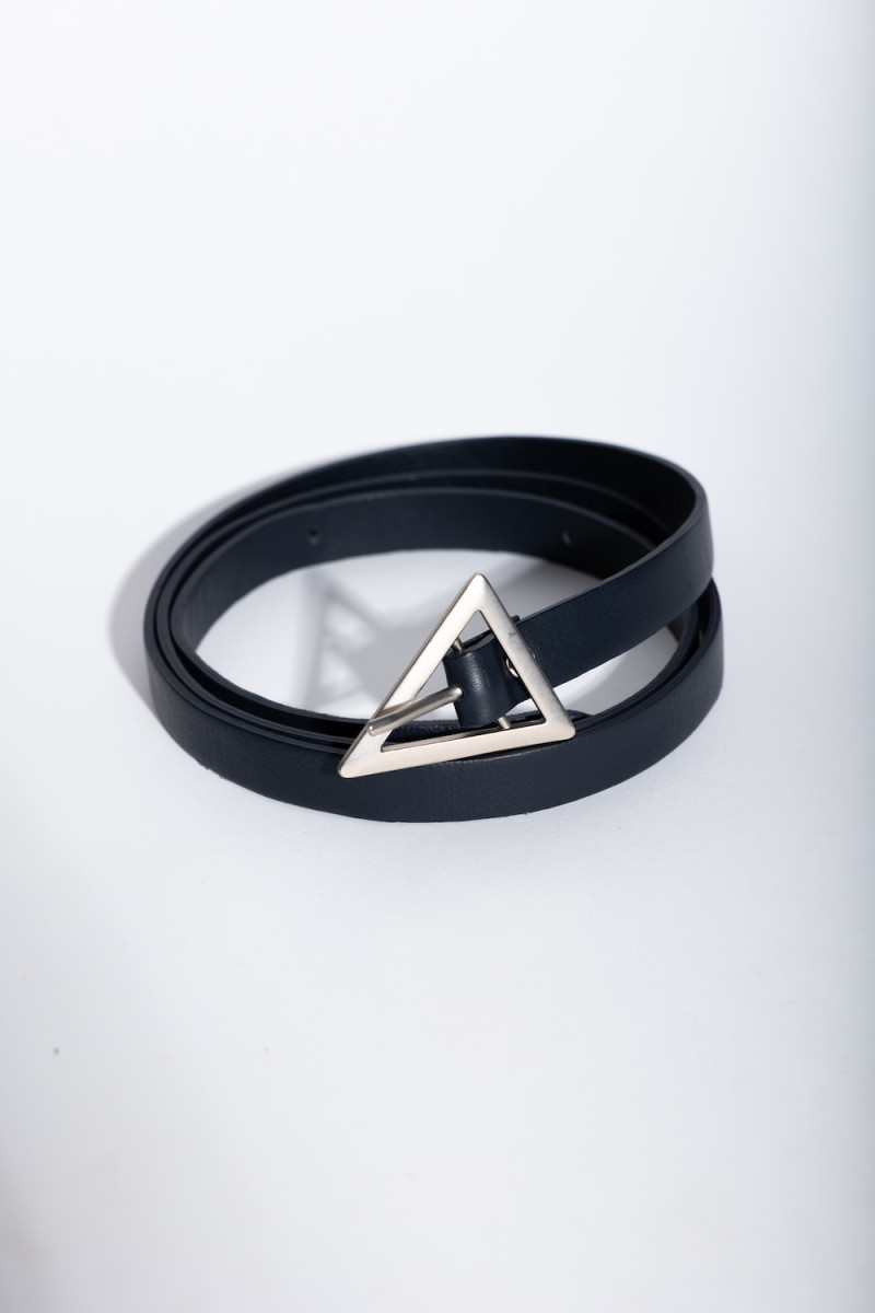 Кожаный пояс с серебристой пряжкой итальянского бренда Dixe