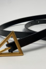 Чёрный кожаный пояс с треугольной золотой пряжкой итальянского бренда Dixie