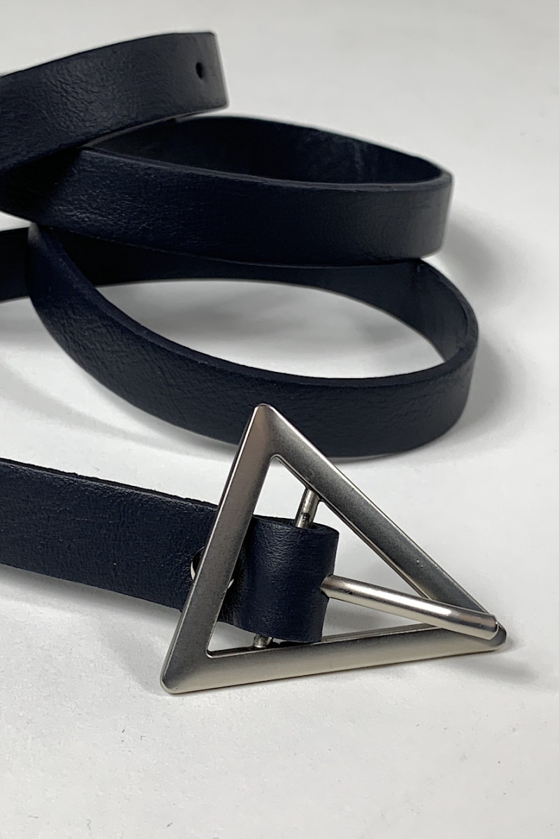 Чёрный кожаный пояс с треугольной серебристой пряжкой итальянского бренда Dixie