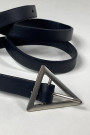 Чёрный кожаный пояс с треугольной серебристой пряжкой итальянского бренда Dixie