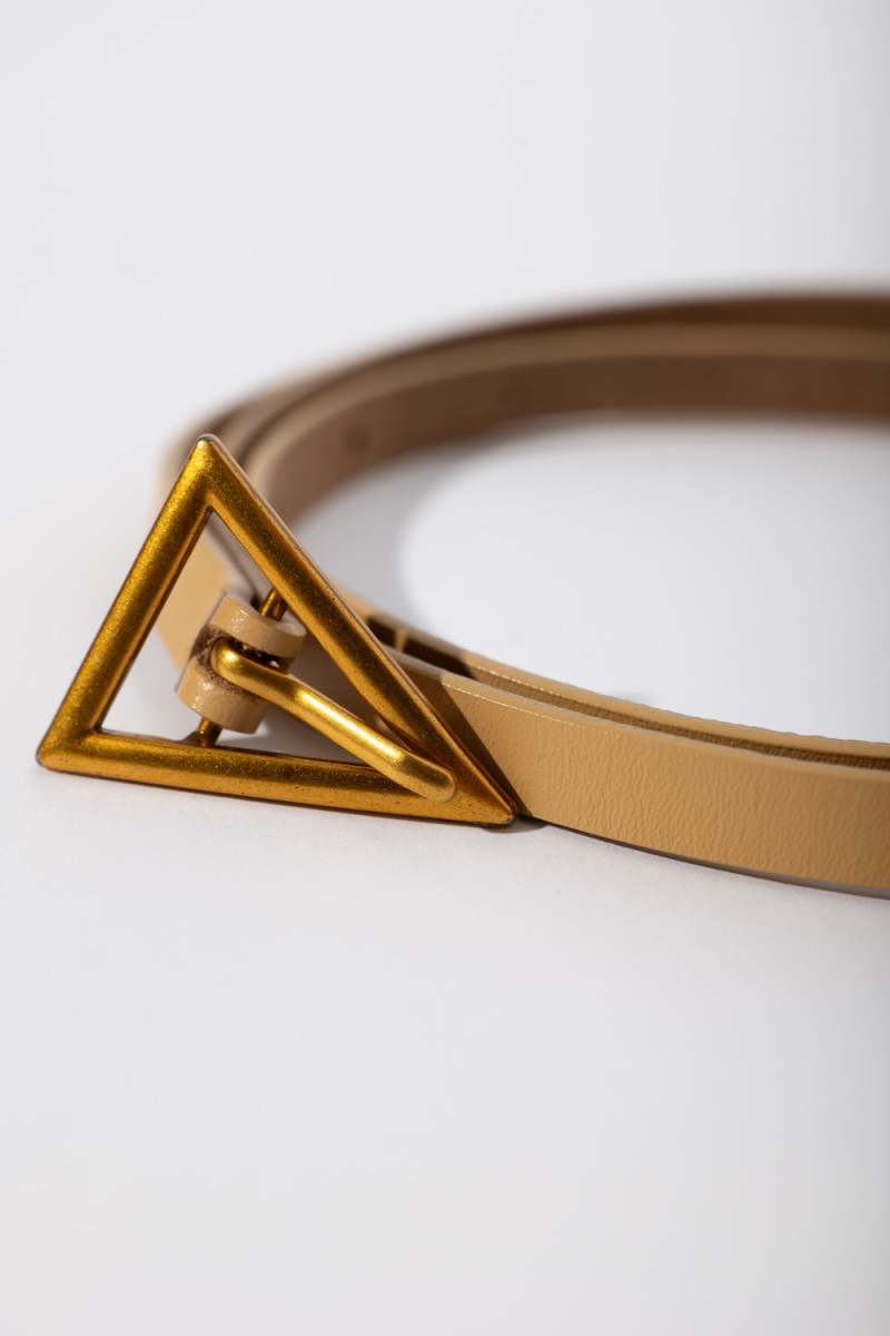 Бежевый кожаный пояс с треугольной золотой пряжкой итальянского бренда Dixie