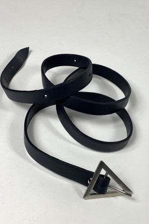 Чёрный кожаный пояс с треугольной серебристой пряжкой итальянского бренда Dixie