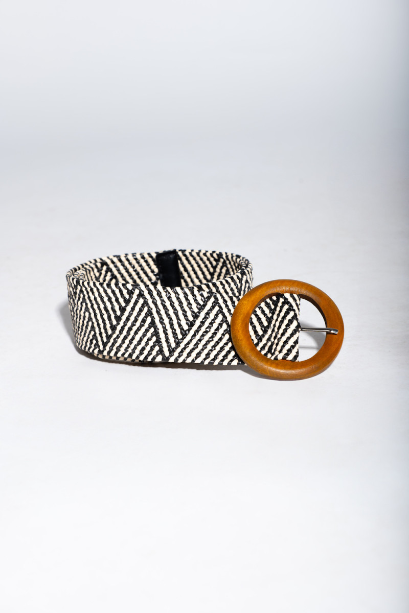 Бело чёрный пояс с коричневой пряжкой итальянского бренда Dixie