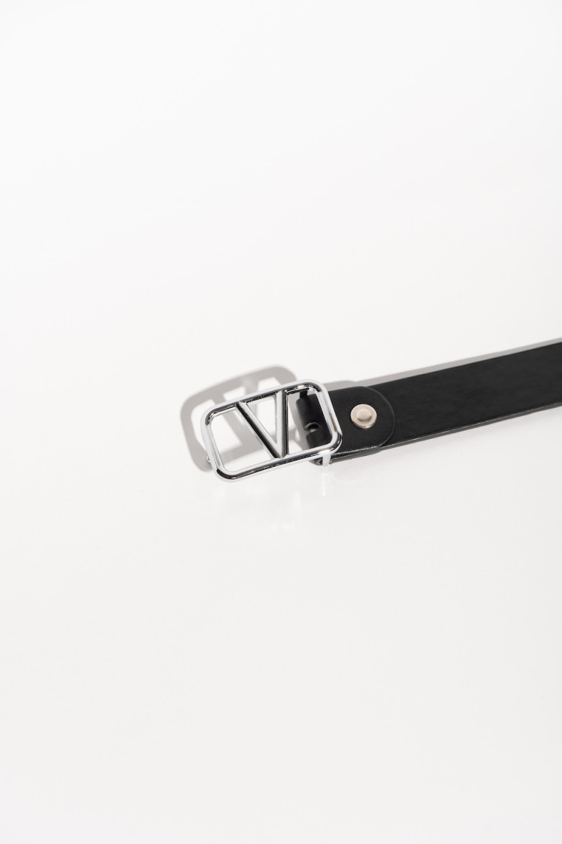 Чёрный кожаный пояс  с пряжкой серебристого цвета итальянского бренда Dixie