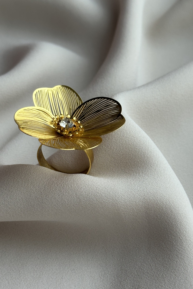 Элегантное кольцо в современном стиле. Лаконичный дизайн подчеркнёт изящество и завершит любой образ.