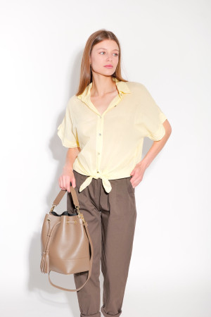 Нежно-жёлтая рубашка из тонкого хлопка