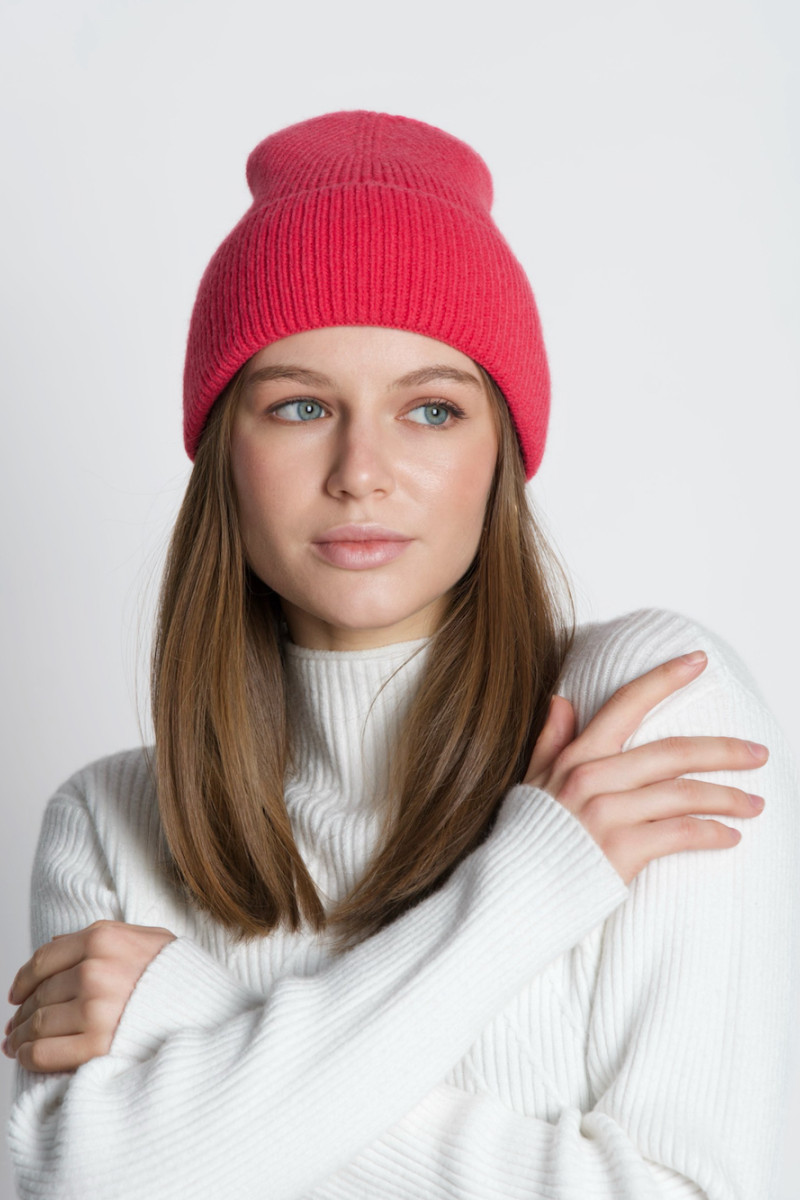 Шапка с шерстью яркого цвета фуксии итальянского бренда  Joleen