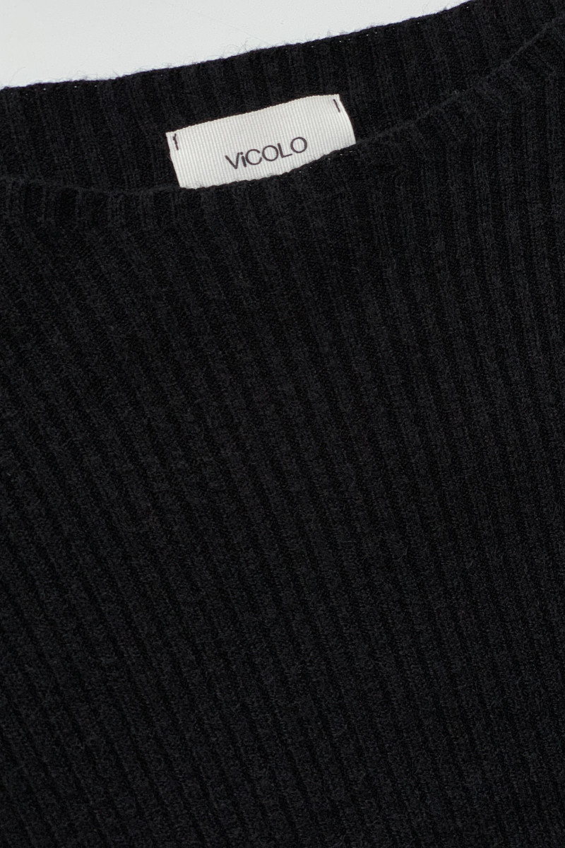 Чёрный свитер из вискозы прямого кроя с вырезом «лодочка» итальянского бренда Vicolo