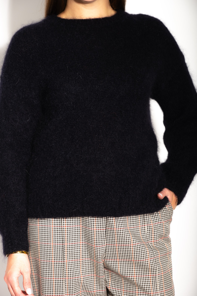 Чёрный свитер с кид мохером с круглым вырезом итальянского бренда No-Na