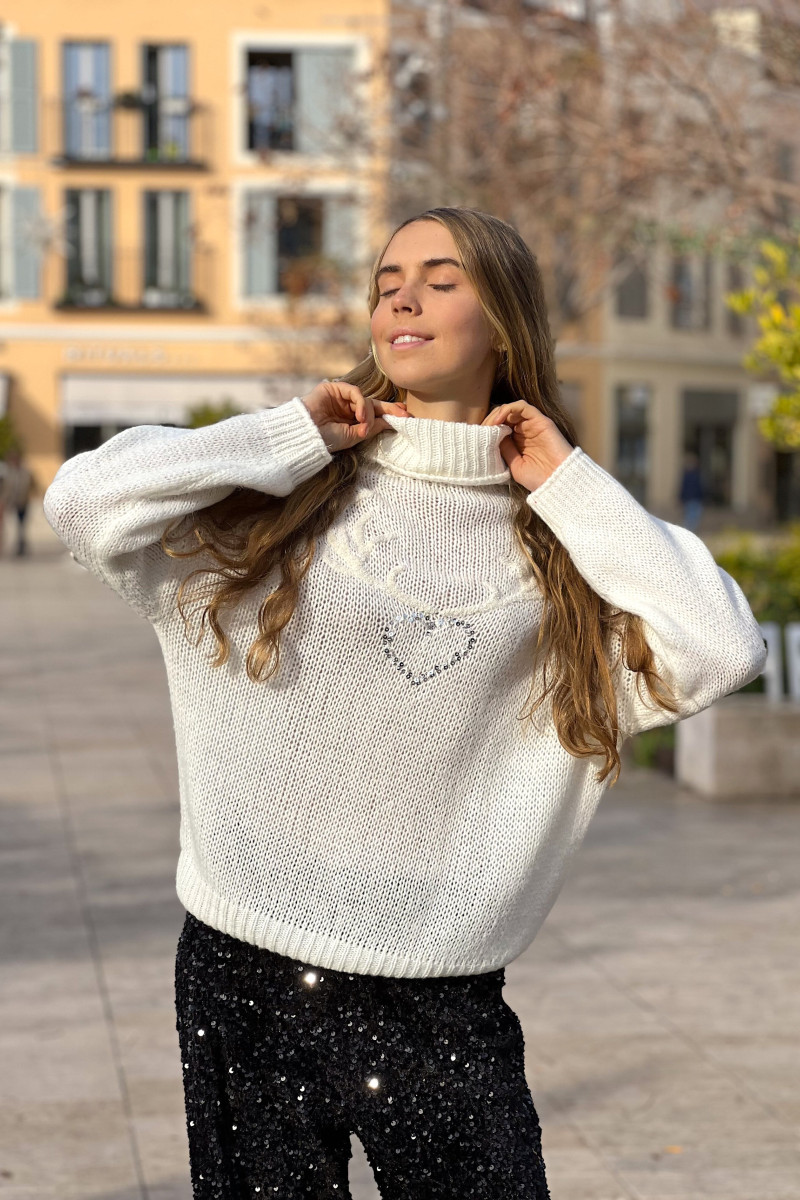 Белый свитер с высокой горловиной итальянского бренда No-Na