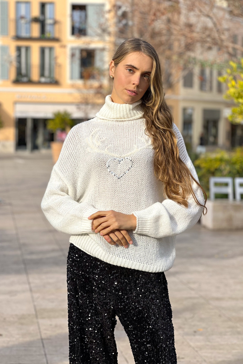 Белый свитер с высокой горловиной итальянского бренда No-Na