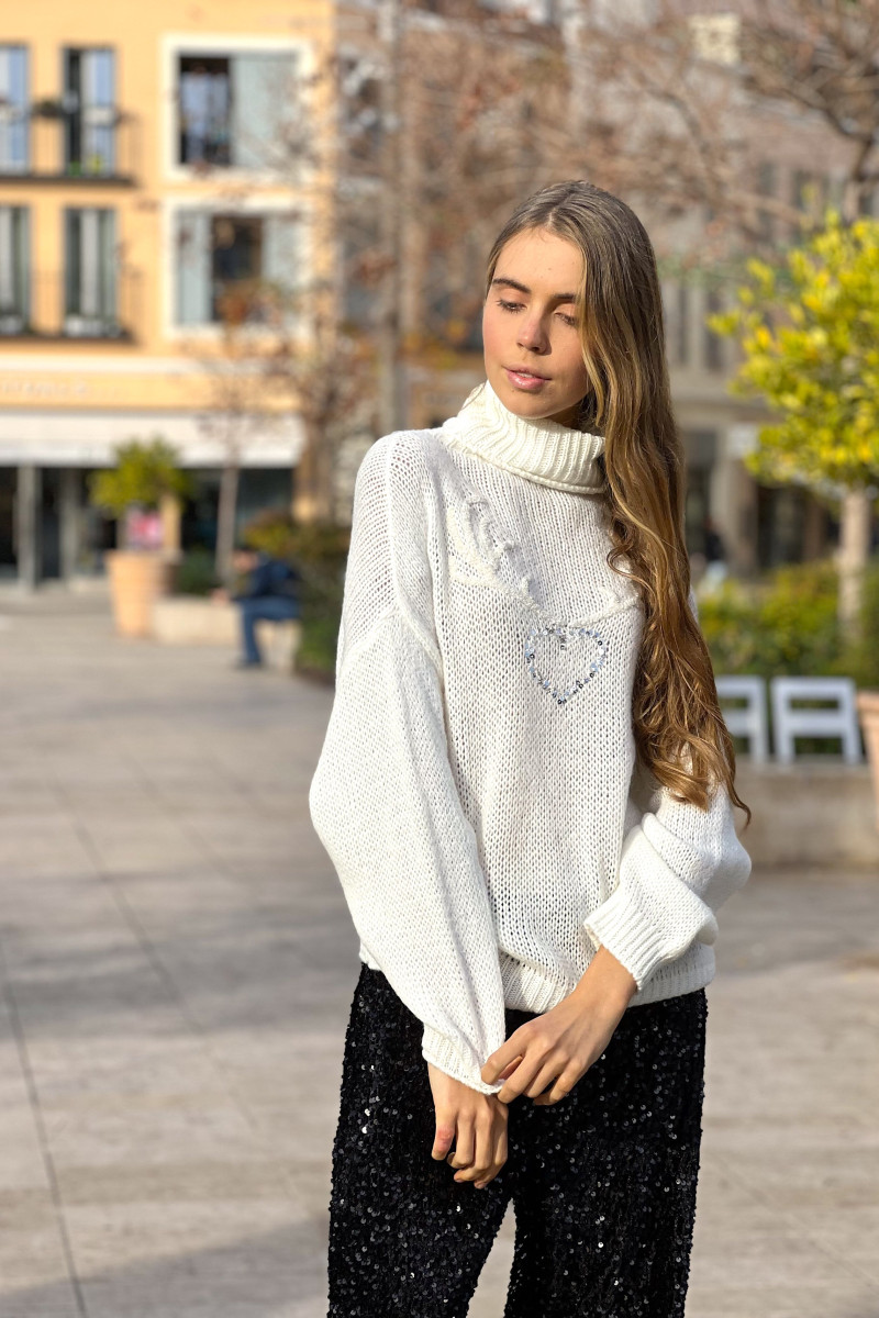 Белый свитер с высокой горловиной итальянского бренда No-Na