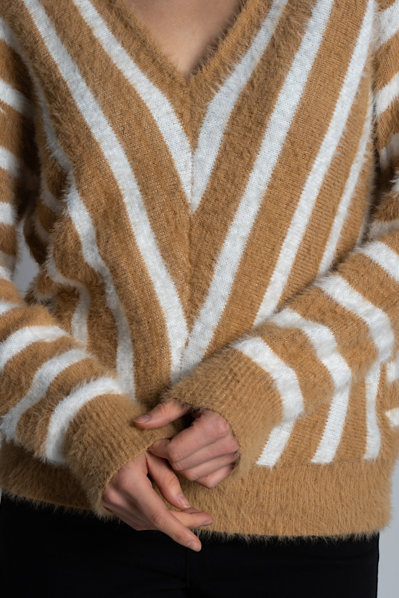 Бежевый джемпер травка в полоску итальянского бренда J-Clair