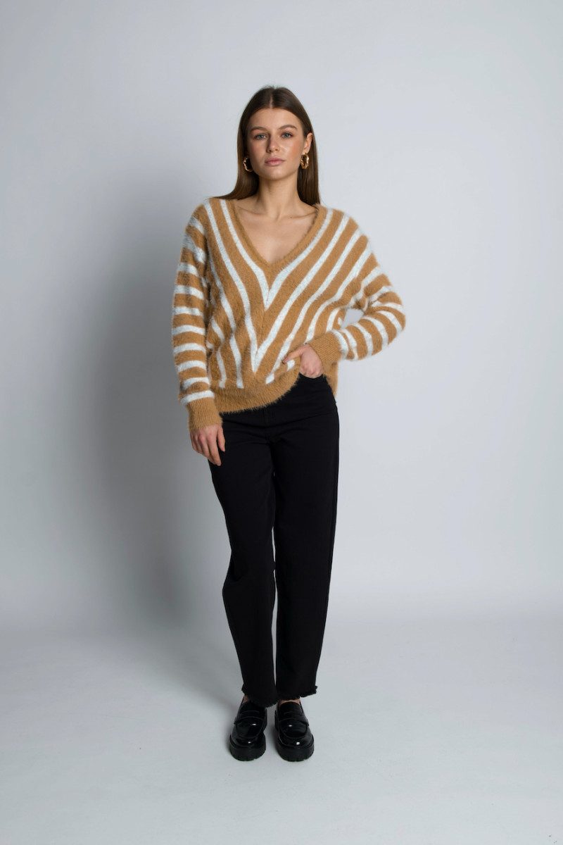 Бежевый джемпер травка в полоску итальянского бренда J-Clair