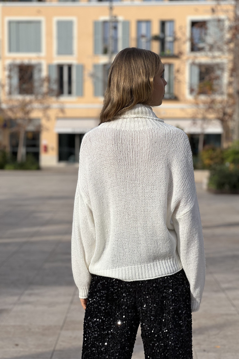 Белый свитер с высокой горловиной итальянского бренда No-Na