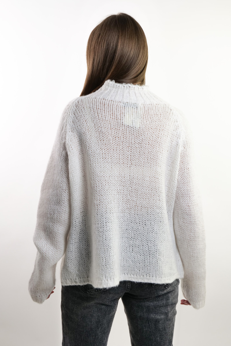 Белый свитер с мохером итальянского бренда No-Na