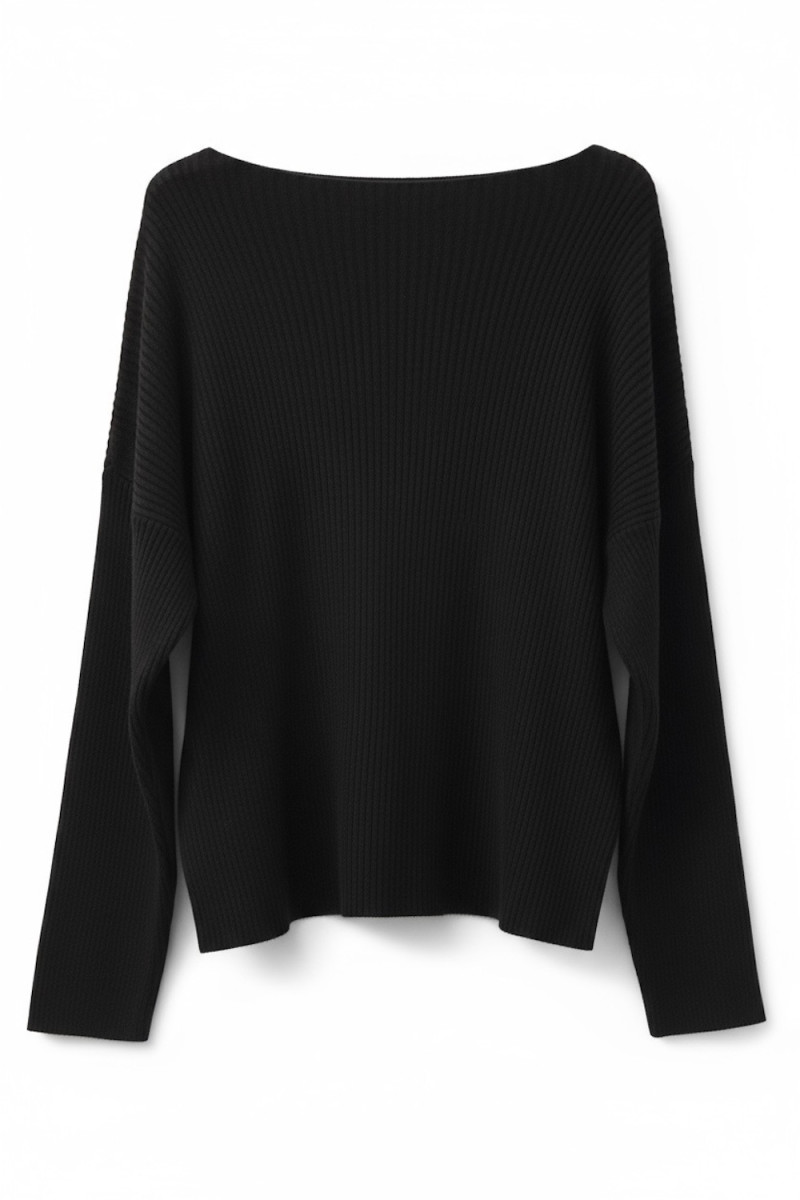 Чёрный свитер из вискозы прямого кроя с вырезом «лодочка» итальянского бренда Vicolo