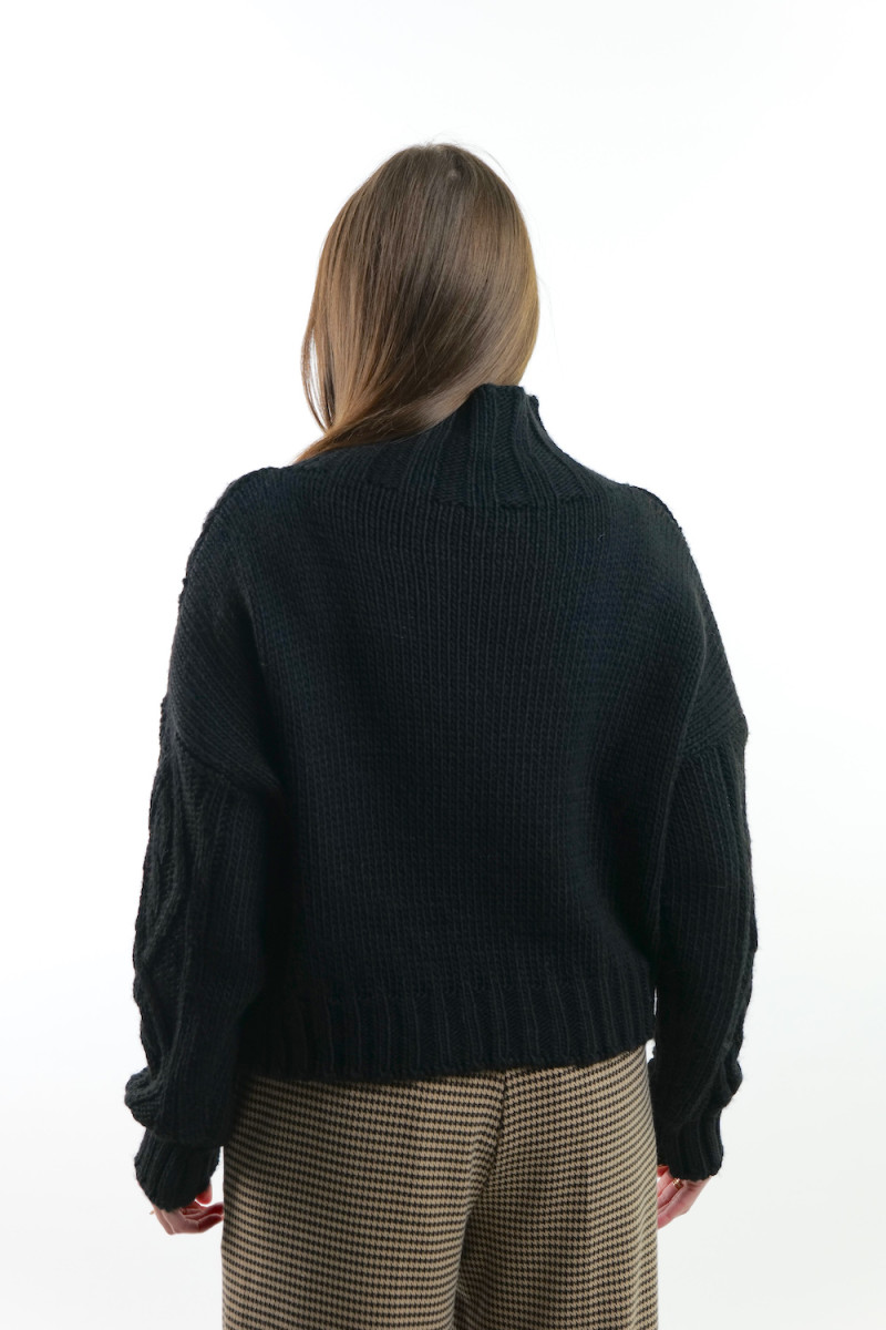 Черный свитер под горло итальянского бренда Dixie