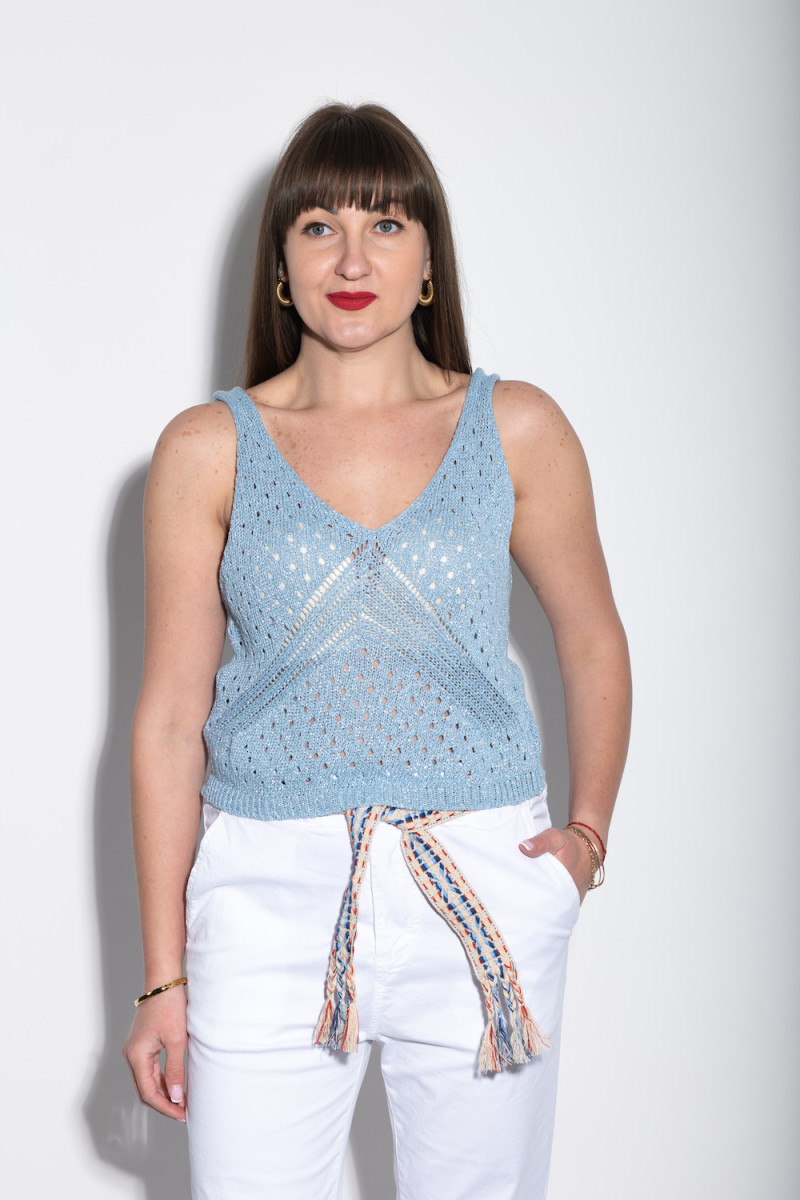 Нежно-голубой вязаный топ с V-образным вырезом итальянского бренда Dixie